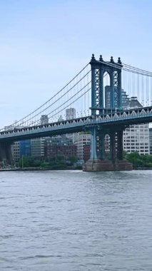 East River 'dan Manhattan Köprüsü manzarası. Arka planda şehir silüeti. New York, ABD. Dikey video.