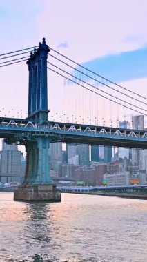 Doğu Nehri üzerindeki Manhattan Köprüsü. Nehir manzarasının ünlü New York simgesine bakın. Dikey video.