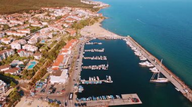 Karadeniz kıyısında turist altyapısı geliştirdi. Güneşli bir günde Bulgaristan 'ın Sveti Vlas kentindeki yat kulübünün insansız hava aracı görüntüleri.