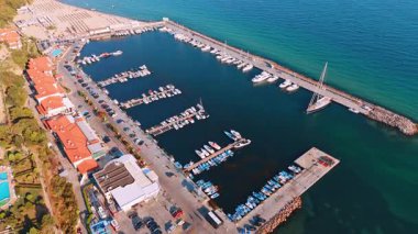 İskeleye sayısız araçla yaklaşıyoruz. Yat kulübü Karadeniz kıyısında yer almaktadır. Sveti Vlas, Bulgaristan.