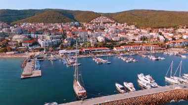 Bulgaristan 'ın tatil beldesi Sveti Vlas' taki yat kulübüne yaklaşıyor. Arka planda yoğun bir şekilde kayalık sahil inşa edildi. Hava görünümü.