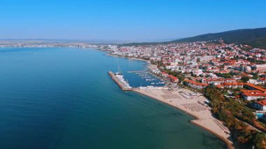 Bulgaristan 'ın Sveti Vlas kenti yakınlarındaki Karadeniz' in mavi suları üzerinde uçuş. Güzel plajları ve yeşil dağları olan bir tatil köyü. Hava görünümü.