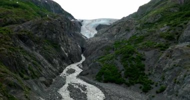 Dar nehirlerin buzdan aktığı dağlarda bir vadi. Alaska 'daki kayaların üzerinde insansız hava aracı görüntüleri..