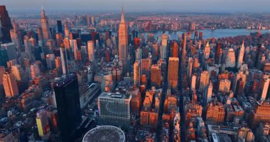 New York, ABD 'nin modern şehir manzarası üzerinde uçuş. İnsansız hava aracı günbatımında çarpıcı metropolün üzerinde..