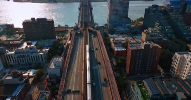 Williamsburg Köprüsü 'ne giden bir treni takip ediyorum. Manhattan 'ın aşağı doğu yakasının sisli silueti.