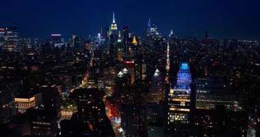 Geceleri New York 'un göz kamaştırıcı güzel manzarası. İnsansız hava aracı görüntülerinden uyuyamayan metropol..