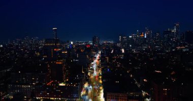 Büyük şehri geçen aydınlık caddenin üzerindeki görüntüler. Geceleri ABD 'nin New York' un göz kamaştırıcı manzarasına hava perspektifi.