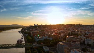 Slovakya 'nın Bratislava kentinin güzel manzarasının üzerinde gün batımı. Tuna 'nın rıhtımına yakın bir yerde..
