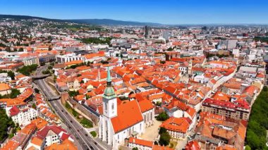 Bratislava, Slovakya 'nın tarihi kısmının büyüleyici manzarası. Kilisenin yakınındaki uzun çan kulesiyle drone görüntüleri..