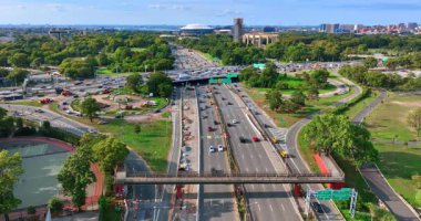Gündüz vakti New York otobanlarında ve otobanlarda yoğun trafik var. Yolları çevreleyen yeşil park. Hava görünümü.