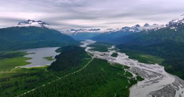 Alaska 'nın el değmemiş güzelliğini keşfedin. Alaska 'nın nefes kesen manzaralarını tecrübe edin. Görkemli dağları, kıvrımlı nehirleri ve yemyeşil suları..