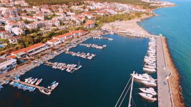 Kumsalın yakınındaki rıhtımlarda birden fazla tekne ve jet ski mobiletleri var. Bulgaristan 'ın güneşli tatil beldesi Sveti Vlas' taki İHA görüntüleri.