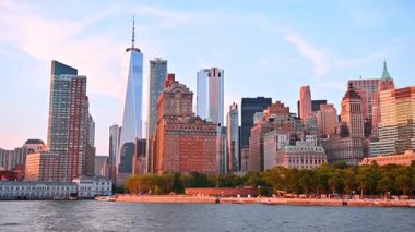 Tekneyle New York, ABD 'nin yeşil rıhtımı boyunca ilerliyoruz. Metropolün güzel gökdelenli gökdelenleri.
