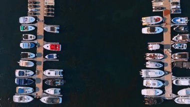 Her iki tarafta da kayak motorları ve teknelerle rıhtımlara çıkıyorlar. Bulgaristan 'ın güzel tatil beldesi Sveti Vlas' ın manzarası gözler önüne seriliyor.