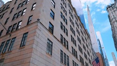 Düşük açılı perspektiften çok katlı binaların cepheleri. Arka planda çarpıcı gökdelenler. New York, ABD.