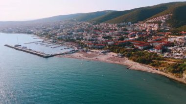 Turuncu çatısı olan sayısız otelle kaplı yeşil dağ yamaçları. İHA görüntülerinden Bulgaristan 'ın güneşli kıyıları.