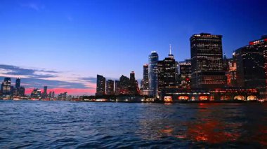 Gece şehrinin muhteşem manzarası ve muhteşem aydınlatması. Nehir manzarasından New York 'un silüeti.