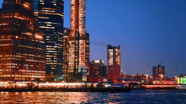 Geceleri Doğu Nehri 'nin kıyısında tekne gezisi. Amerika 'nın güzel New York şehrinin muhteşem aydınlanması..