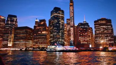 New York 'un ışıltılı siluetinde çeşitli yüksek binalar. Geceleri çarpıcı rıhtım boyunca tekne turu..