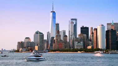 ABD 'nin New York limanındaki çeşitli modern binalar. Doğu Nehri 'nin kıyısında güzel tekneler var..