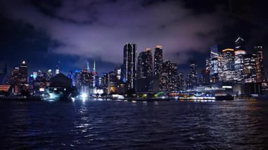Alacakaranlıkta East River turu. Manhattan Köprüsü 'nün yakınlarında. Brooklyn Köprüsü ve New York silueti.