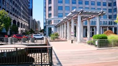 Modern Jersey 'in göbeğinde çok güzel binalar var. Gökdelenin cam perdesinin alçak açılı görüntüsü.