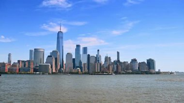 Çeşitli binalarla Manhattan 'ın göz kamaştırıcı silueti. Jersey City 'nin yanından New York' a bakın..