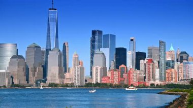Hudson Nehri 'nin kıyısında birkaç tekne hareket ediyor. Güneşli bir günde Jersey 'den Manhattan silueti.