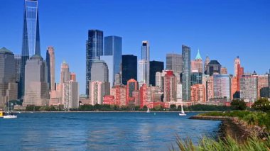 Hudson Nehri 'nin sularında yatlar ve yelkenliler. Jersey 'den modern Manhattan silueti.