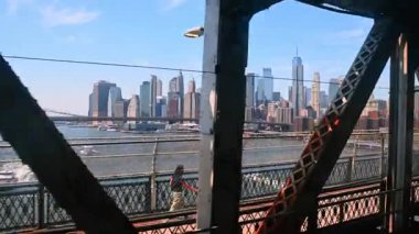 Manhattan Köprüsü 'nden trenle geçeceğiz. Arkaplanda Brooklyn Köprüsü ve Manhattan manzarası.