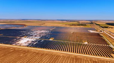 Kırsalda sayısız güneş paneli var. Yenilenebilir enerji üretimi için kullanılan geniş alanlar. Hava görünümü.