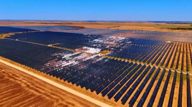 Çoklu güneş panelleri kırsaldaki alanları kapsıyor. Sürdürülebilir enerji konsepti. Hava görünümü.