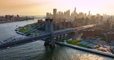 Williamsburg Köprüsü 'nün yakınındaki East River' dan iniyor. Gün batımında Brooklyn 'in sisli manzarası.