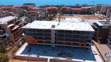 Yeni sahil evi yapım aşamasında. Sahile yakın çok katlı bir konut inşaatı modern tasarım ve deniz manzarası sergileniyor..