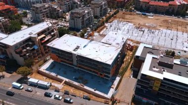 Kentsel konut inşaatı. İnşaat işçileri gelişmekte olan kentsel bir mahallede yeni bir konut inşaatında meşguller..