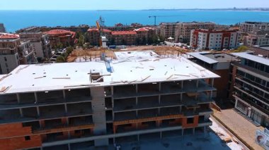 Bu yaz sahil inşaatı var. İnşaat işçileri aktif olarak deniz manzaralı ve yakındaki kentsel manzaralı bir kıyı yapısı inşa ediyorlar..