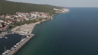 Deniz kenarında sahil manzaralı bir kasaba. Renkli binaları, kumlu kıyıları ve kristal berrak suları olan bir sahil kasabasının havadan görüntüsü..