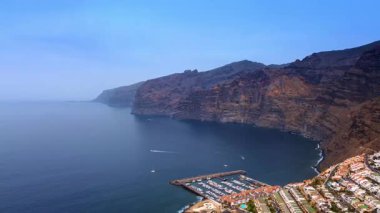 Tenerife Adası, İHA görüntülerinden İspanya. Yatlar körfezde çıplak kayalarla çevrili halde yüzüyor. Hava görünümü.
