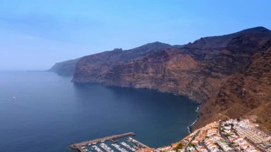 İspanya 'nın Tenerife Adası kentsel alanının görüntüleri. Atlantik Okyanusu 'nun mavi sakin su manzarasıyla çevrili inanılmaz kayalar. Hava görünümü.