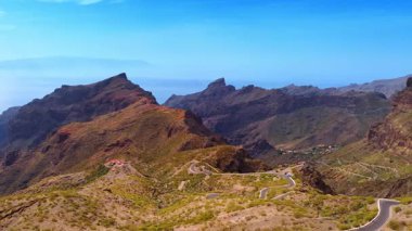 Dağın tepesindeki dalgalı otoban kertenkelelerle kaplı. Tenerife, Kanarya Adaları, İspanya 'nın göz alıcı kayaları.