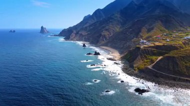 Atlantik Okyanusu kıyısındaki muhteşem dağlar. İHA uçuşu Tenerife kıyısında, Kanarya Adaları, İspanya.