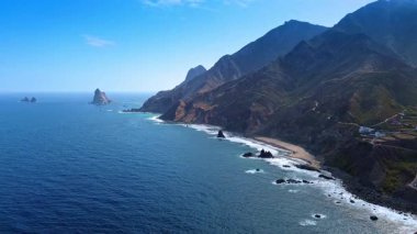 İspanya 'nın Kanarya Adaları, Tenerife' nin kayalık sahillerinin manzarası. Güneşli bir günde Atlantik Okyanusu 'nun mavi suları üzerinde İHA uçuşu.