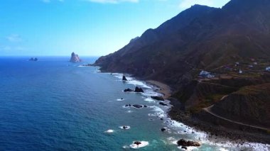 Kayalık sahilde bitki örtüsü olmadan uçmak. İnsansız hava aracı görüntülerinden Atlantik Okyanusu 'nun mavi su manzarası. Tenerife 'nin yerleşim bölgesi, Kanarya Adaları, İspanya.