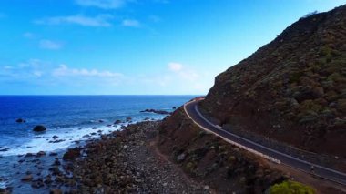 Çıplak dağın yamacındaki otoyol boyunca görüntüler. Tenerife 'nin Rocky Sahili, Kanarya Adaları, İspanya.