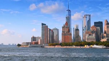 New York ufuk çizgisi boyunca East River 'da nehir turu. Nehrin kıyısındaki güzel binalar.