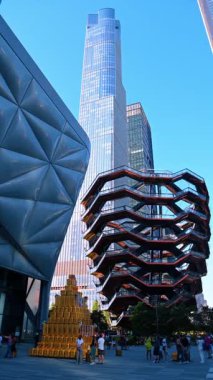 Güzel Gemi Heykeli ve etrafındaki yüksek binalar. ABD 'nin New York caddesinde alçak görüş açısı. Dikey video.