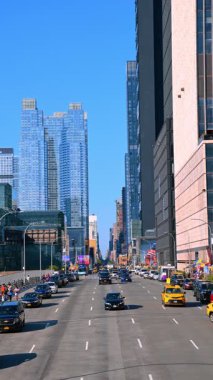 Ulaşım New York, ABD 'deki çok şeritli yoldan gidiyor. Metropolün yüksek binalarına alçak açılı bir bakış açısı. Dikey video.