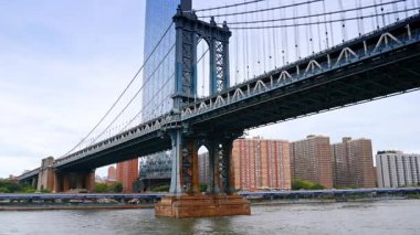 East River 'dan muhteşem Manhattan Köprüsü. Arkaplanda cam gökdelen.