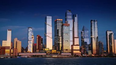 Manhattan 'ın gökdelenleri ve gökdelenleri göz kamaştırıcı. Doğu Nehri 'nden New York' a gün batımında.