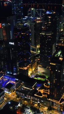 Geceleri şehir merkezindeki nefes kesici Amerikan manzarasından yükseliyor. Miami manzarası ışıklarla dolu. Dikey video